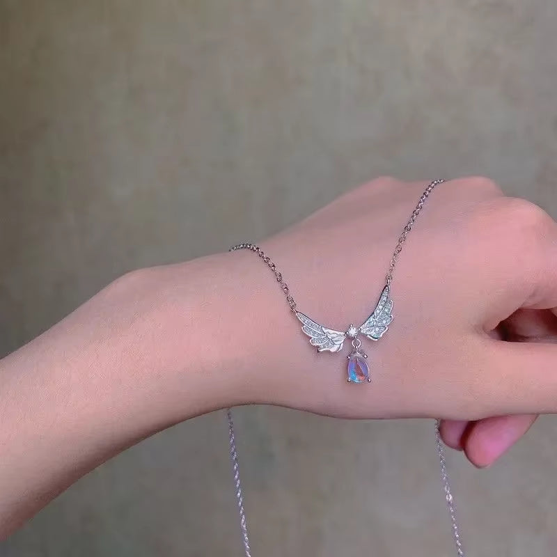 Silver Horizon Triangle Pendant Necklace – Where Minimalism Meets Modern Muse