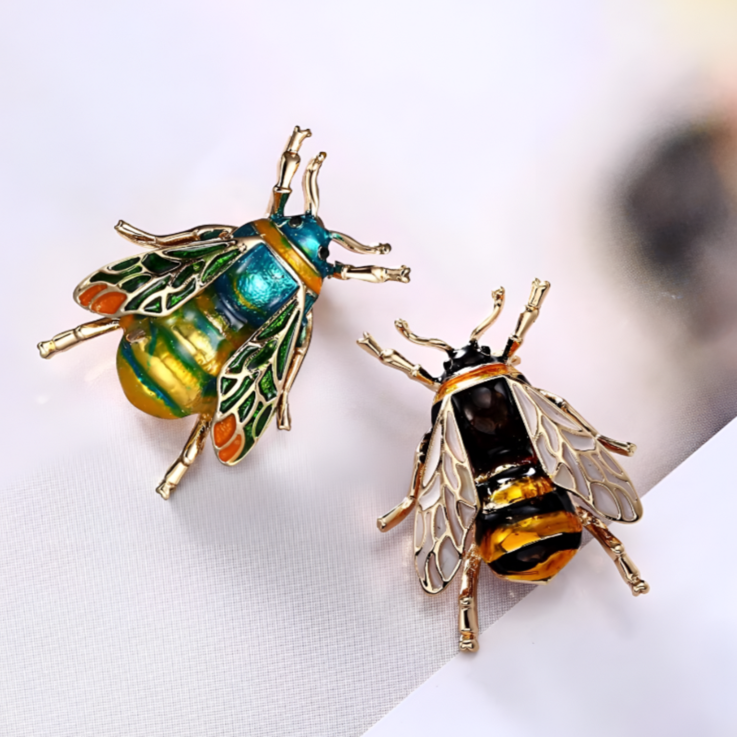 Golden Bee Crystal Brooch – A Touch of Nature’s Elegance in Every Pin